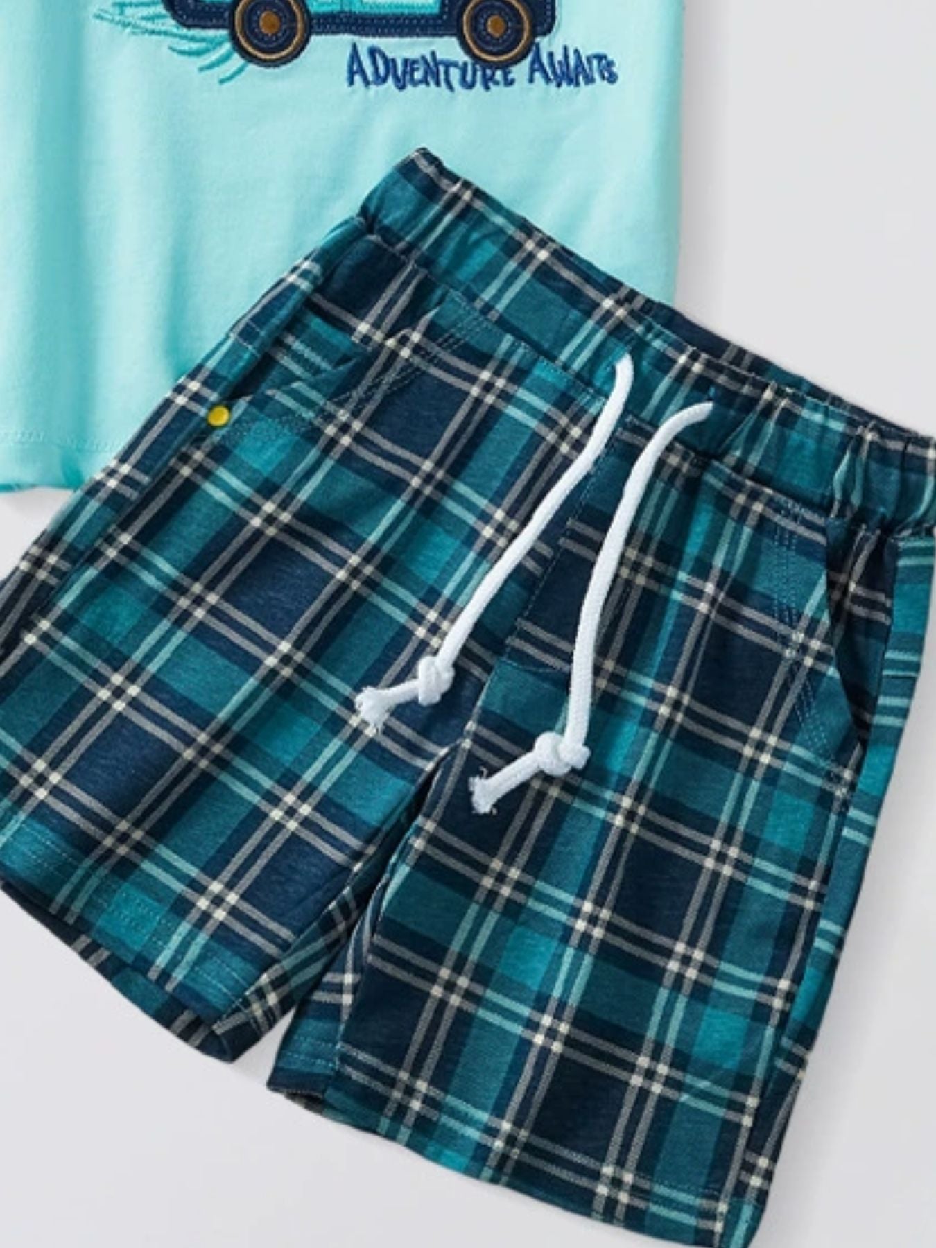 Short à carreaux bleu enfant - motif carreaux bleu marine et turquoise, taille élastique avec cordon blanc - ensemble 2 pièces avec t-shirt surf - tenue plage enfant - BabyCoton

