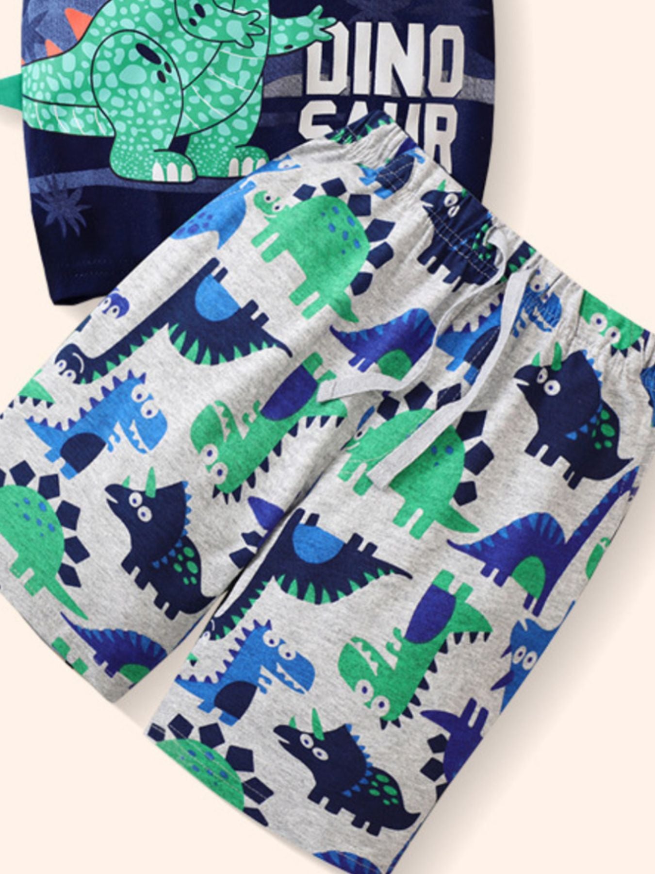 Short gris enfant motifs dinosaures - imprimé dinosaures verts bleus gris, taille élastique avec cordon - ensemble 2 pièces avec t-shirt dinosaure - tenue ludique enfant - BabyCoton
