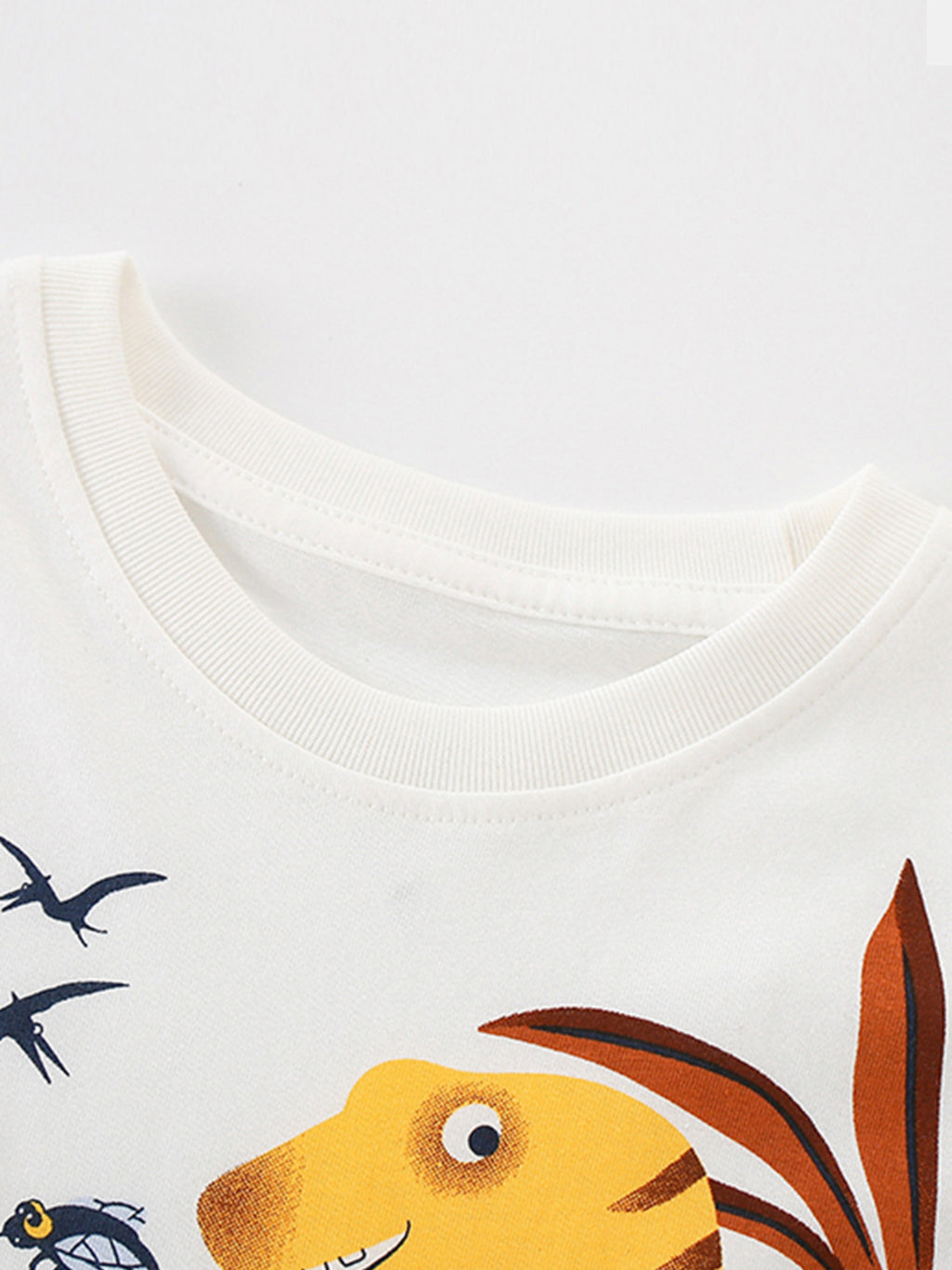 T-shirt blanc enfant trois dinosaures colorés - appliqué T-Rex vert diplodocus jaune dinosaure orange avec palmier et oiseaux, manches courtes - ensemble avec short orange - vêtement enfant joyeux - BabyCoton
