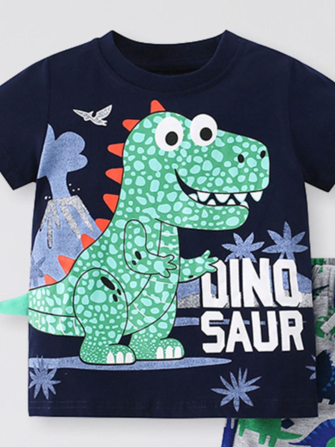 T-shirt bleu marine enfant dinosaure - appliqué dinosaure vert en relief avec texte DINOSAUR, manches courtes - ensemble avec short gris motifs dinosaures - vêtement enfant confortable - BabyCoton
