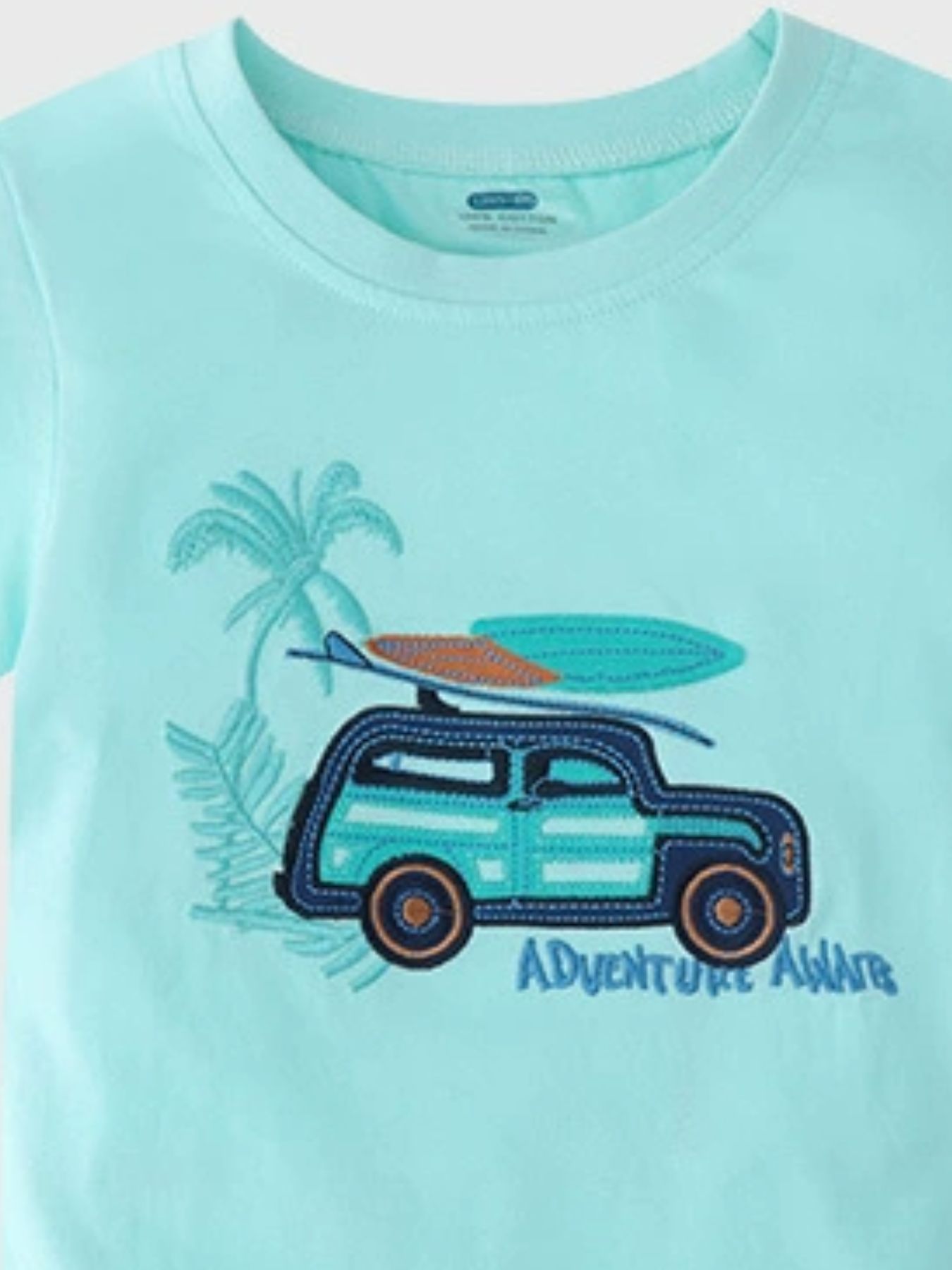 T-shirt turquoise enfant Adventure Awaits - appliqué van de surf avec planche et palmiers tropicaux, manches courtes - ensemble avec short carreaux bleu - vêtement enfant style surf - BabyCoton

