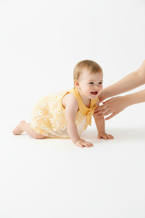 Tenue bébé fille été — ensemble deux pièces top chiffon marguerites jaune et short jaune élastiqué, vue côté, tissu léger
