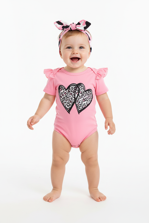 Bébé fille en ensemble rose léopard - body cœurs léopard, short camouflage et bandeau - vue de face - BabyCoton