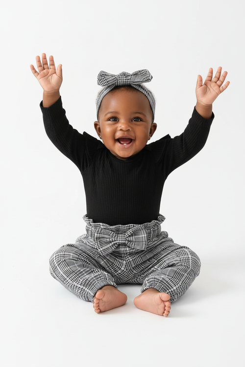 Bébé fille en ensemble body pantalon à carreaux bandeau 3 pièces - pose joyeuse bras levés - style champêtre-chic élégant - photo lifestyle fond blanc - BabyCoton Suisse
