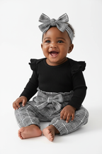 Bébé fille portant ensemble body pantalon carreaux bandeau 3 pièces - vue trois-quarts - détail tenue complète coordonnée - photo produit fond blanc - BabyCoton Suisse
