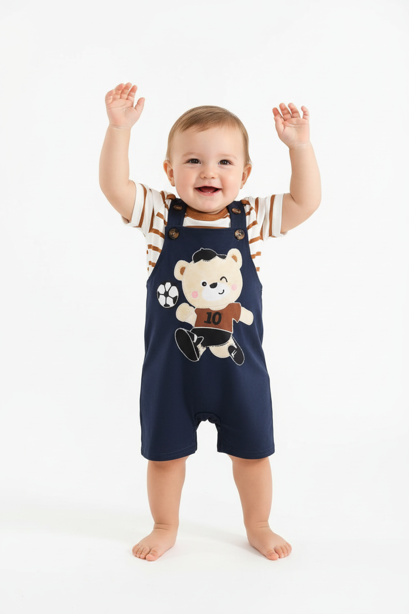 Bébé garçon en ensemble ourson footballeur - pose joyeuse bras levés - tenue bébé sport - BabyCoton