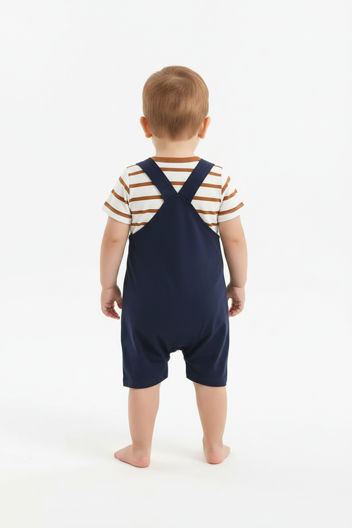 Bébé garçon en ensemble ourson footballeur - vue de dos montrant bretelles salopette et boutons - BabyCoton