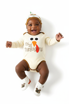 Bébé portant ensemble Mon 1er Thanksgiving dinde 3 pièces - vue trois-quarts - détail tenue festive complète - photo produit fond blanc - BabyCoton Suisse
