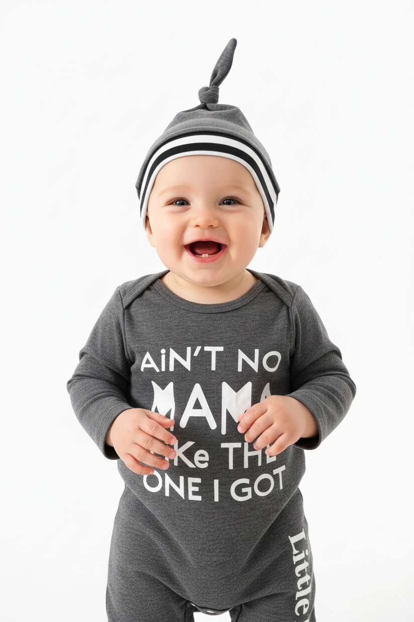 Gros plan détail ensemble bébé body à motif lettres et chapeau coordonné - motif lettres visible texture coton doux - bébé souriant heureux - finitions soignées qualité premium - BabyCoton
