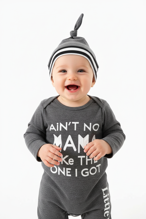 Gros plan détail ensemble bébé body à motif lettres et chapeau coordonné - motif lettres visible texture coton doux - bébé souriant heureux - finitions soignées qualité premium - BabyCoton
