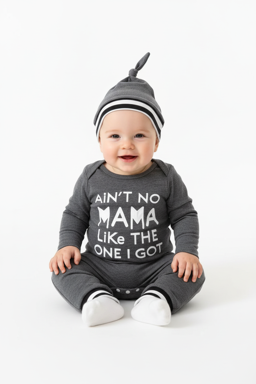 Bébé adorable portant ensemble 3 pièces body à motif lettres avec pantalon coordonné et chapeau assorti - vue de face complète - tenue confortable bébé - fond blanc studio professionnel - vêtements bébé BabyCoton Suisse
