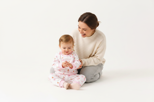 Bambin 12-18M ensemble blanc ballerines assise avec maman fond blanc