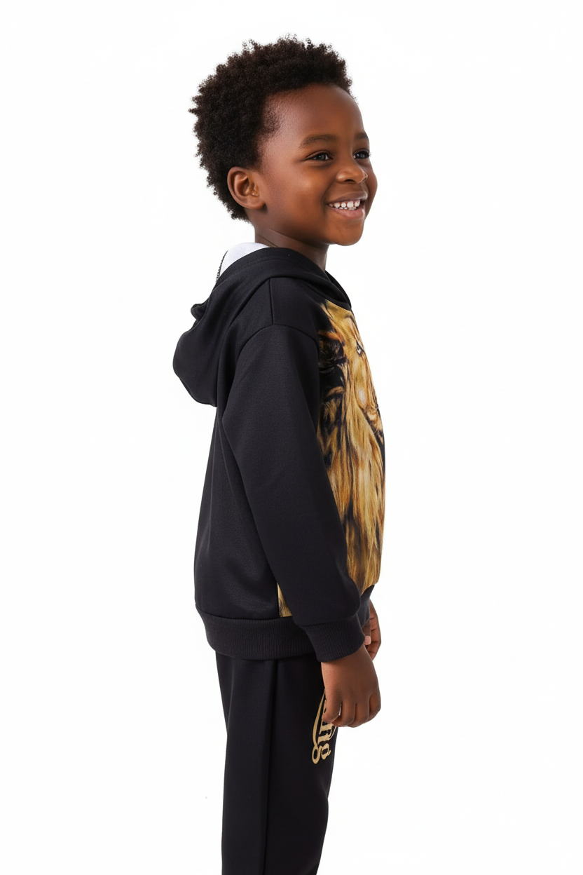 Enfant portant ensemble hoodie Roi Lion graphique pantalon - vue de profil latérale - détail design majestueux savane - photo produit fond blanc - BabyCoton Suisse
