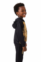 Enfant portant ensemble hoodie Roi Lion graphique pantalon - vue de profil latérale - détail design majestueux savane - photo produit fond blanc - BabyCoton Suisse
