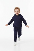 Enfant courant avec ensemble bleu marine - vue de face « Enfant en ensemble bleu marine sautant bras levés - vue de profil »