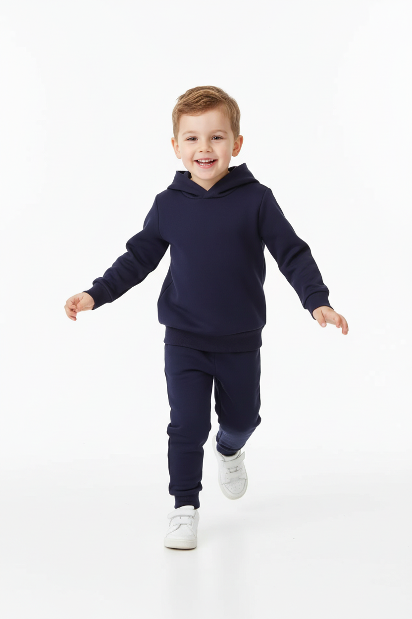 Enfant courant avec ensemble bleu marine - vue de face « Enfant en ensemble bleu marine sautant bras levés - vue de profil »