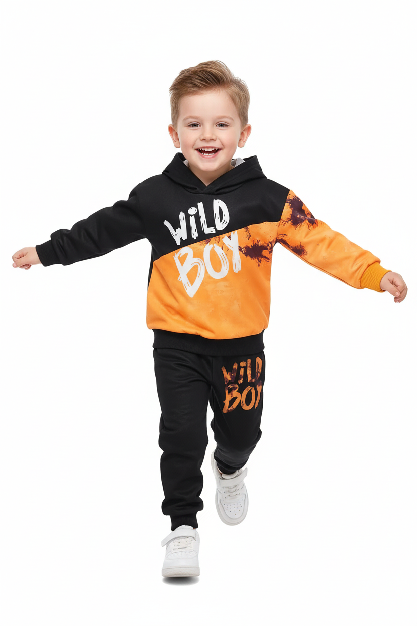 « Enfant en ensemble Wild Boy noir et orange sautant bras levés - vue de
