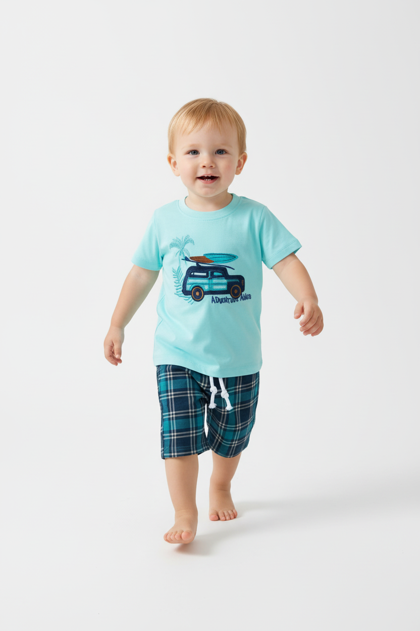 Enfant en ensemble Adventure Awaits turquoise - pose en marche - tenue décontractée enfant - BabyCoton