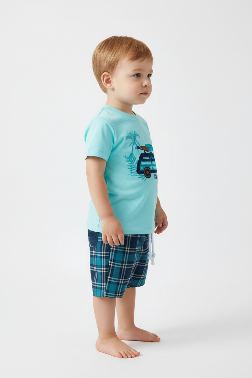 Enfant en ensemble Adventure Awaits turquoise - t-shirt surf van et short carreaux bleu marine - vue de côté - BabyCoton