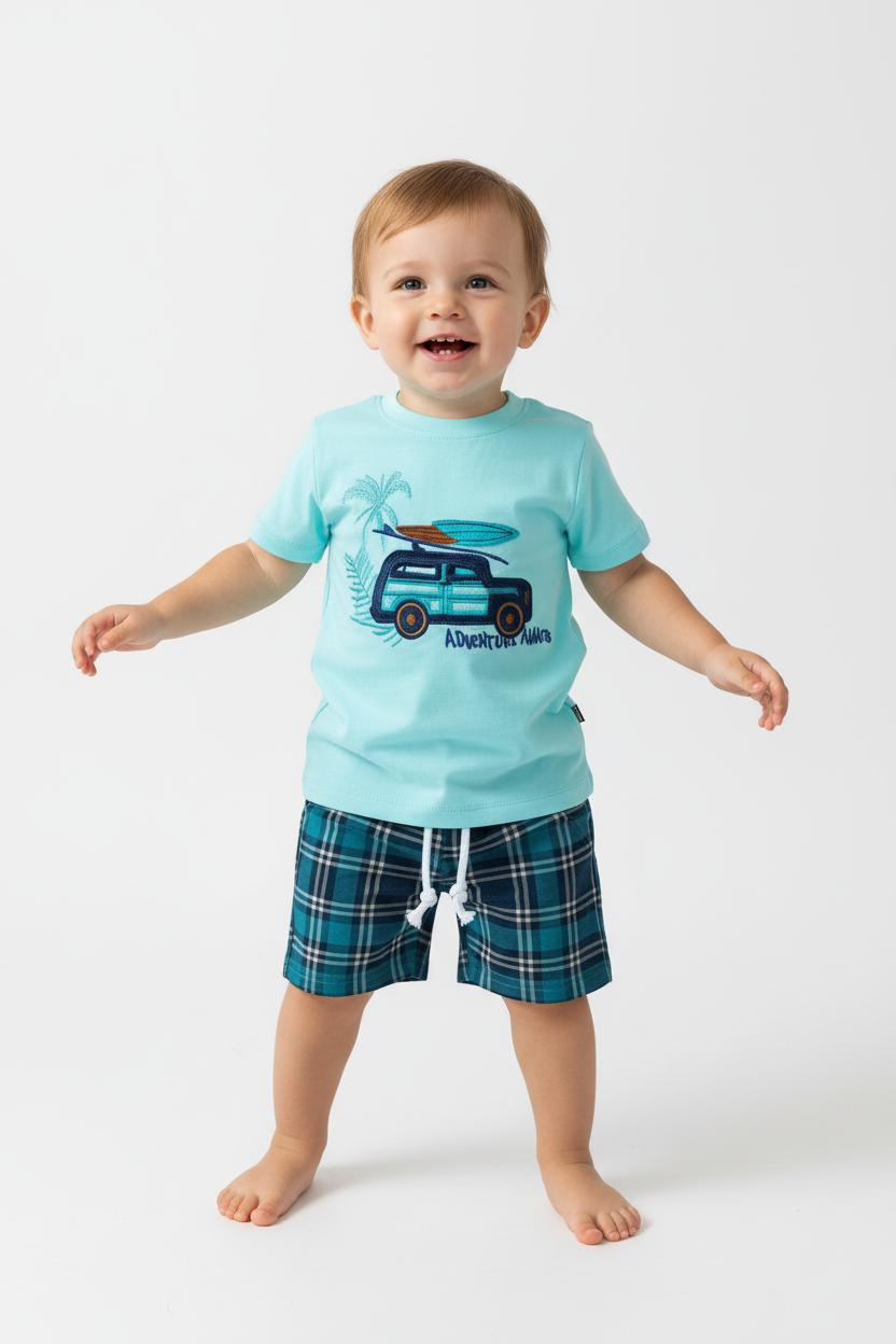 Enfant en ensemble Adventure Awaits turquoise - t-shirt van de surf palmiers et short à carreaux bleu - vue de face - BabyCoton