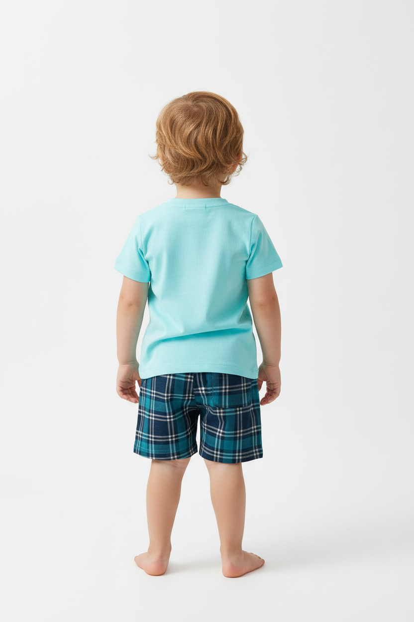 Enfant en ensemble Adventure Awaits turquoise - vue de dos montrant t-shirt et short - BabyCoton
