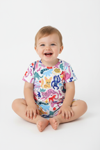 Enfant en ensemble animaux colorés blanc - pose assise adorable - vêtement enfant confortable - BabyCoton