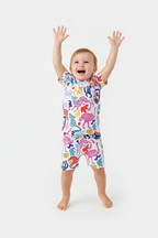 Enfant en ensemble animaux colorés blanc - pose bras levés joyeuse - tenue ludique enfant - BabyCoton