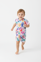 Enfant en ensemble animaux colorés blanc - pose en course dynamique - tenue enfant confortable - BabyCoton