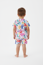 Enfant en ensemble animaux colorés blanc - vue de dos montrant t-shirt et short - BabyCoton
