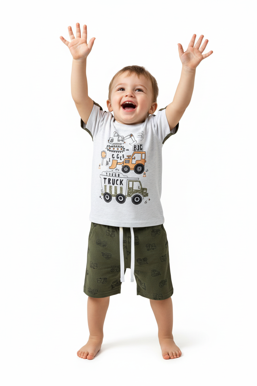 Enfant en ensemble BIG TRUCK blanc et vert - pose bras levés joyeuse - tenue ludique enfant - BabyCoton