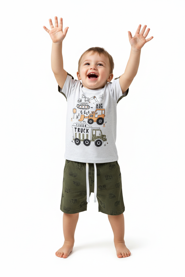 Enfant en ensemble BIG TRUCK blanc et vert - pose bras levés joyeuse - tenue ludique enfant - BabyCoton