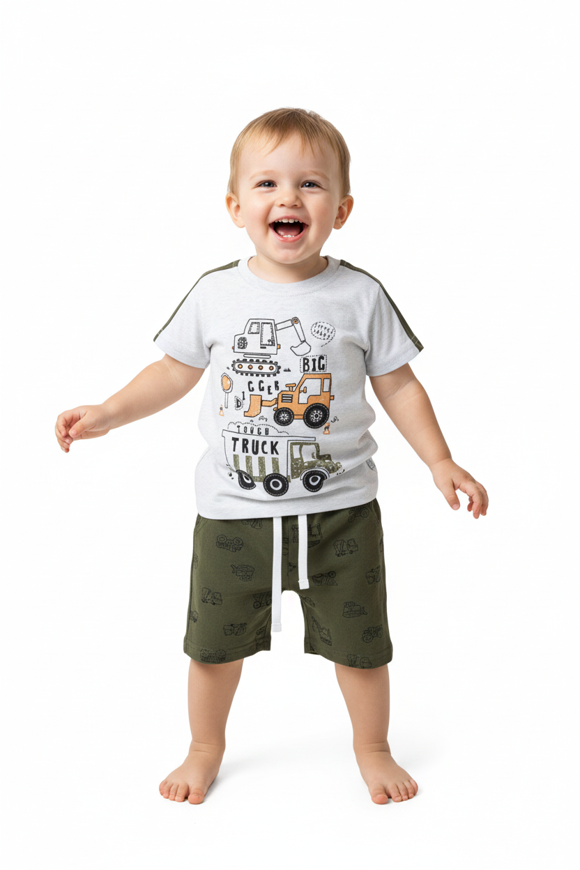 Enfant en ensemble BIG TRUCK blanc et vert - t-shirt engins de chantier manches vertes et short vert kaki motifs véhicules - vue de face - BabyCoton