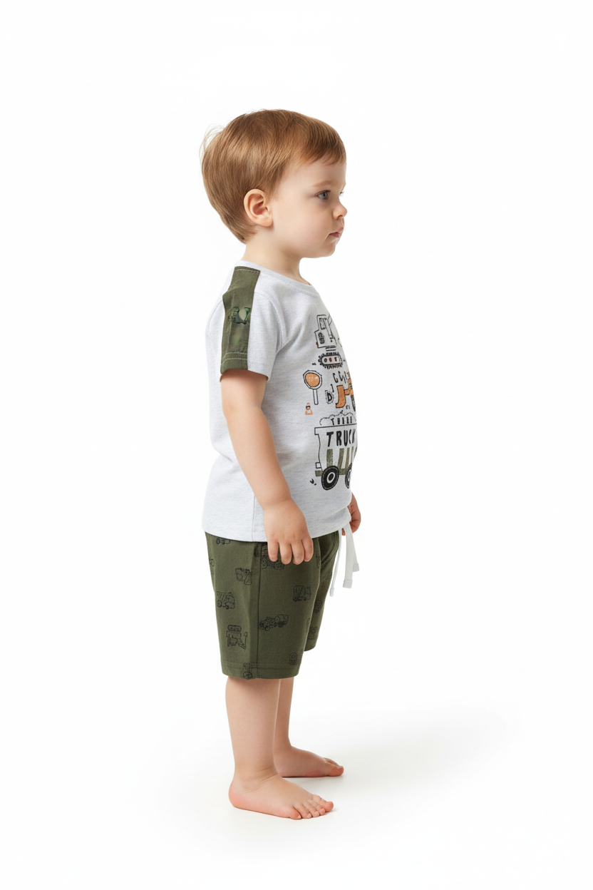 Enfant en ensemble BIG TRUCK blanc et vert - t-shirt pelleteuse tracteur camion et short vert motifs - vue de côté - BabyCoton