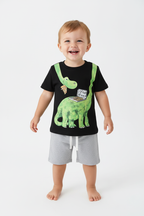 Enfant en ensemble DINO PIZZA noir - t-shirt dinosaure vert mangeant pizza et short gris - vue de face - BabyCoton