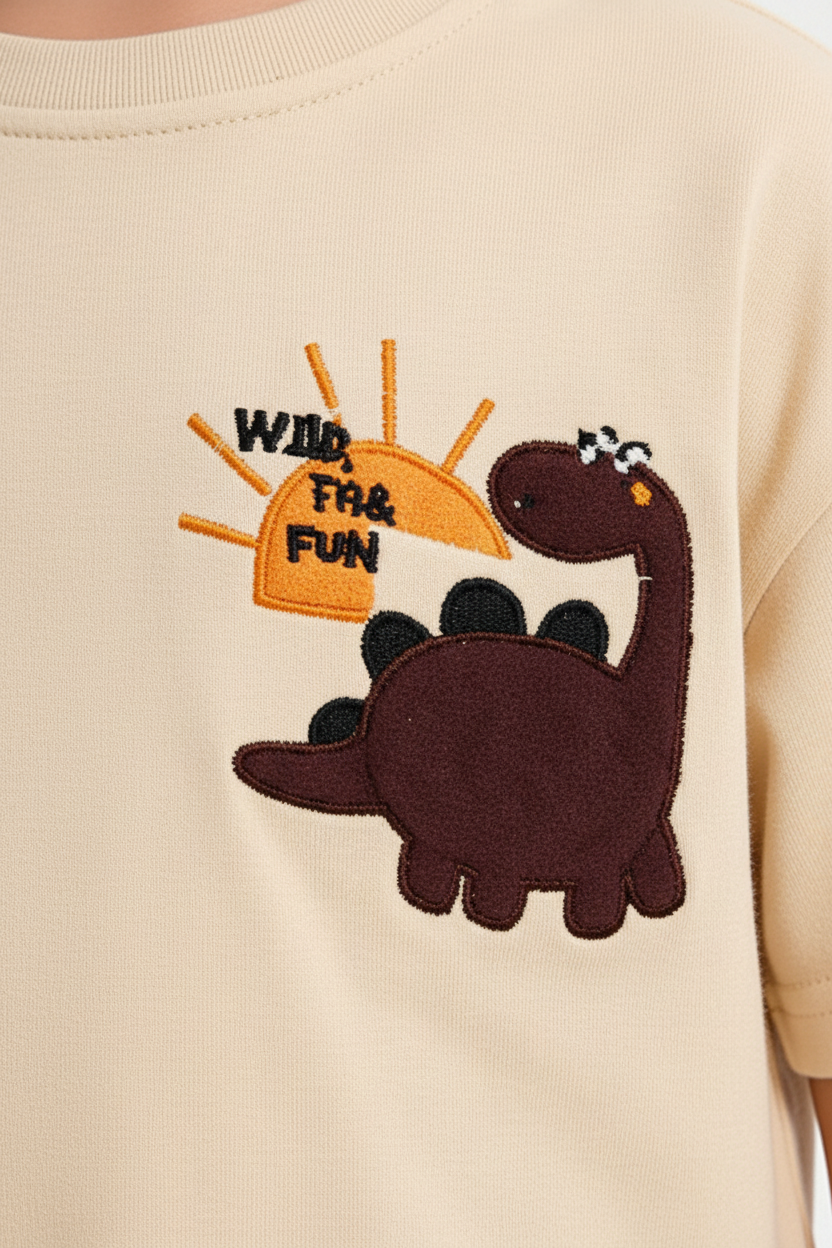Enfant en ensemble dinosaure beige et bleu - détail appliqué dinosaure marron orange - BabyCoton