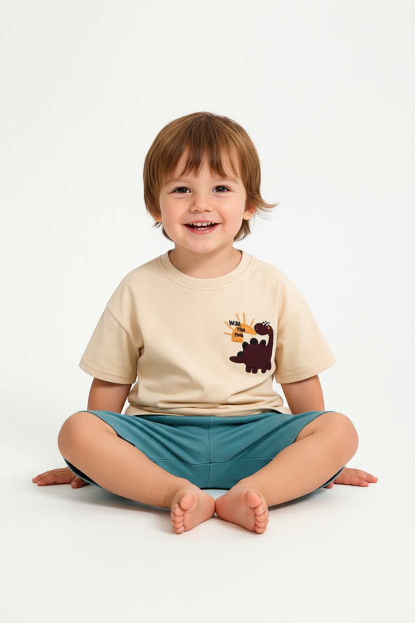 Enfant en ensemble dinosaure beige et bleu - pose assise adorable - vêtement enfant confortable - BabyCoton