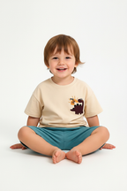 Enfant en ensemble dinosaure beige et bleu - pose assise adorable - vêtement enfant confortable - BabyCoton