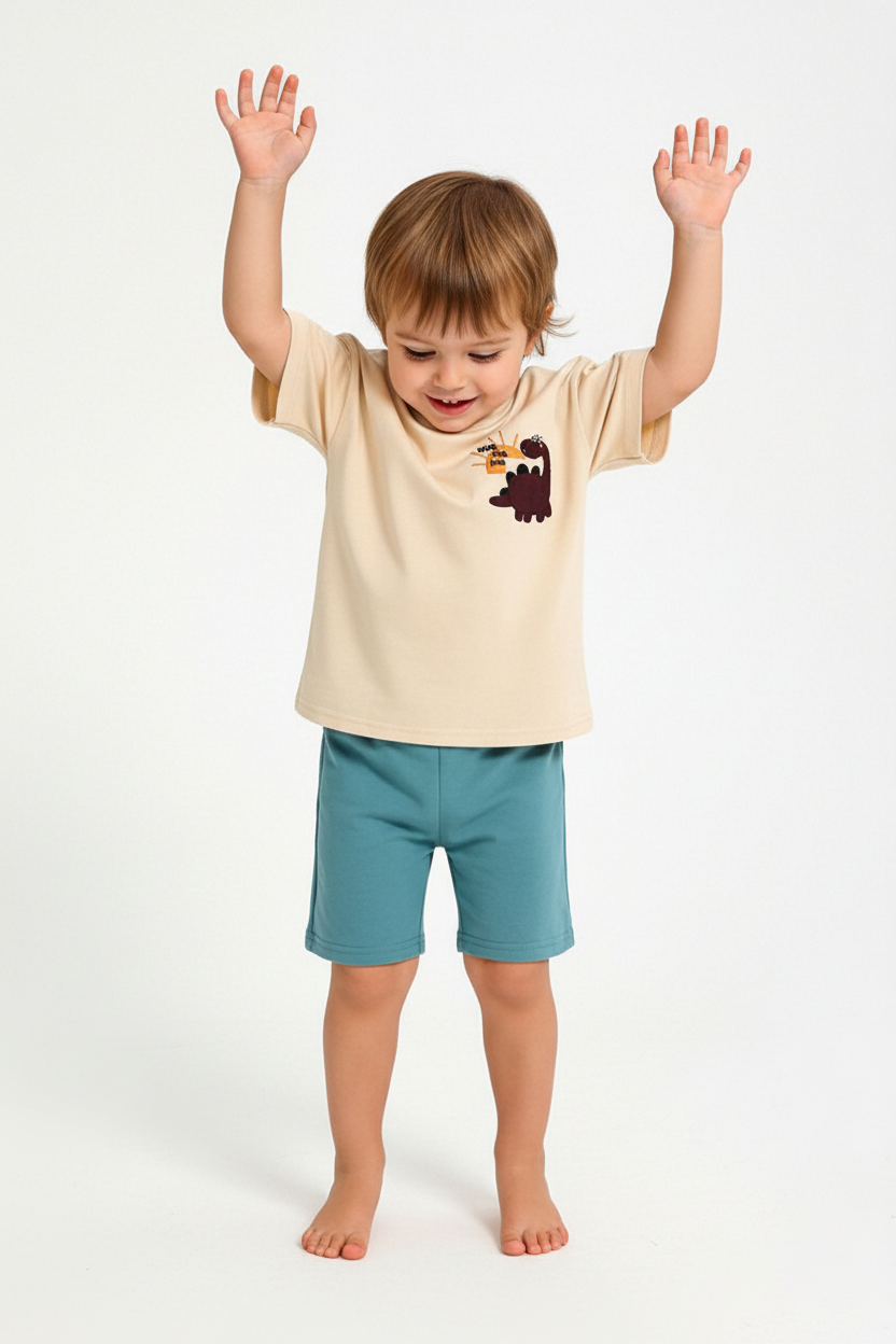Enfant en ensemble dinosaure beige et bleu - pose bras levés joyeuse - tenue ludique enfant - BabyCoton