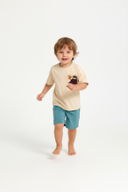 Enfant en ensemble dinosaure beige et bleu - pose en course dynamique - tenue été enfant confortable - BabyCoton