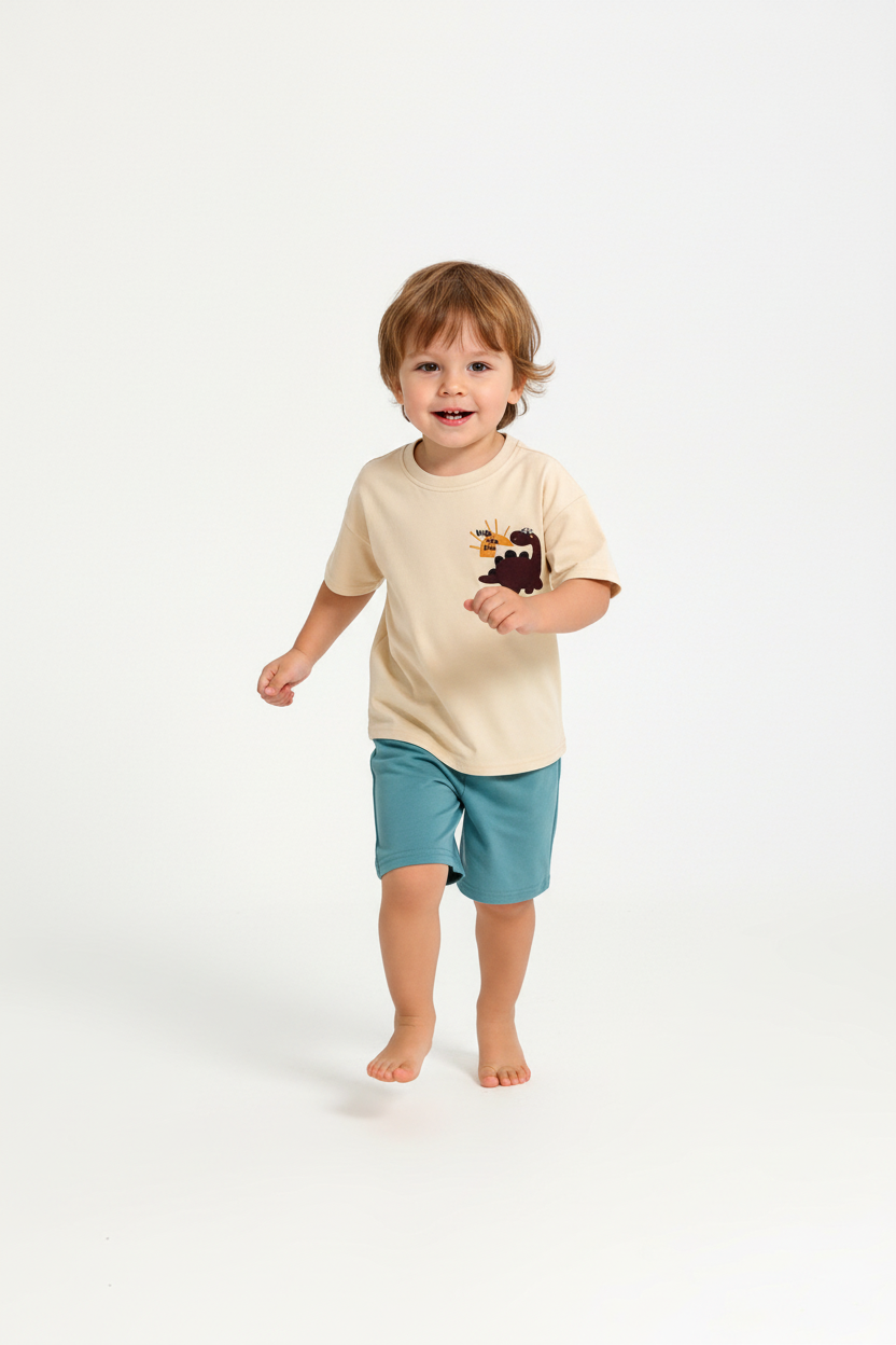 Enfant en ensemble dinosaure beige et bleu - pose en course dynamique - tenue été enfant confortable - BabyCoton