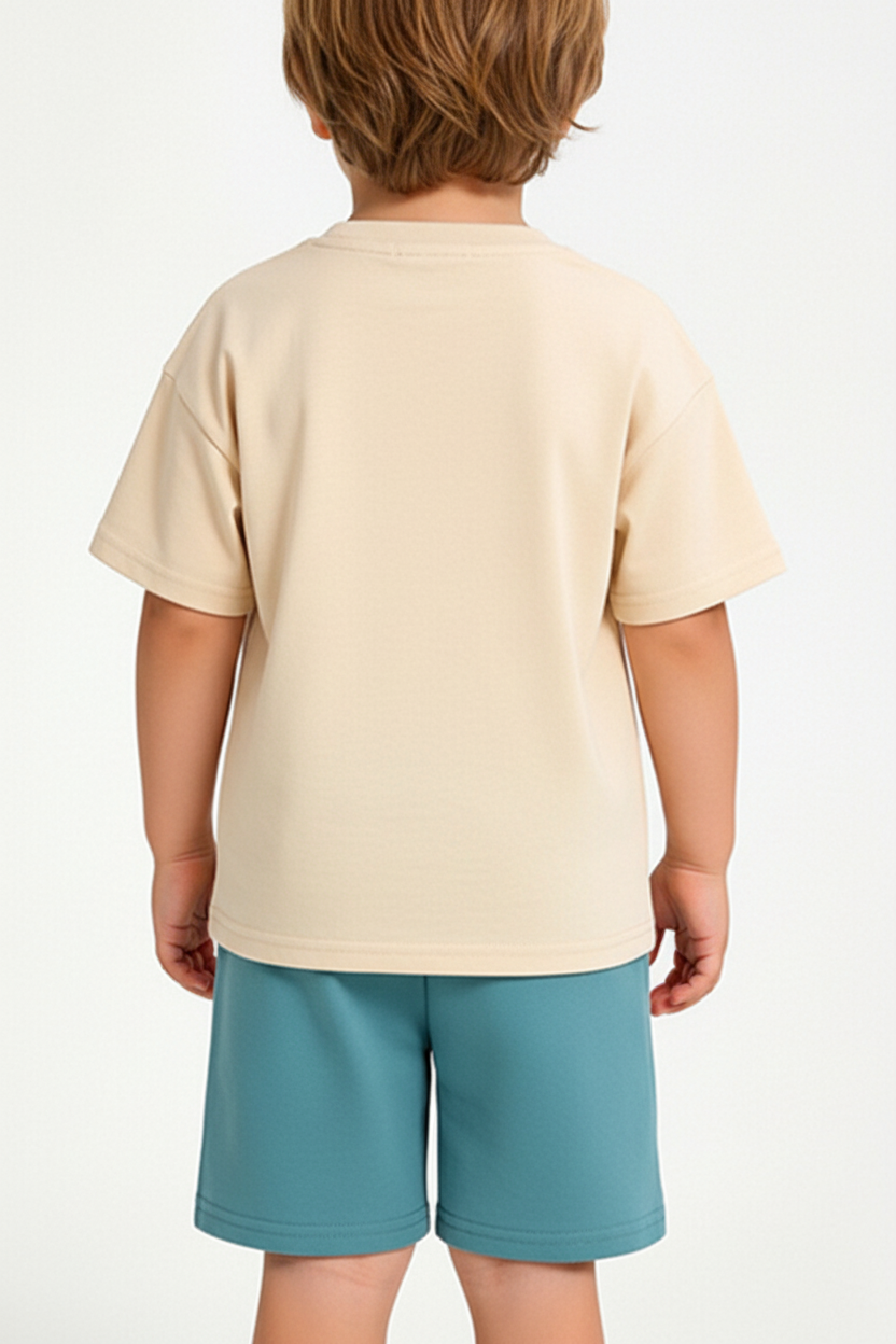 Enfant en ensemble dinosaure beige et bleu - vue de dos montrant t-shirt et short - BabyCoton