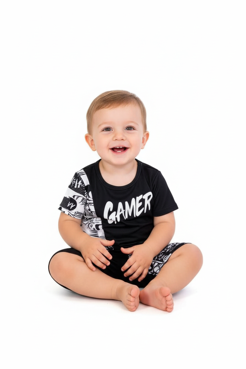 Enfant en ensemble GAMER noir et blanc - pose assise adorable - vêtement enfant confortable - BabyCoton