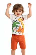 Enfant en ensemble trois dinosaures blanc - pose bras levés joyeuse - tenue ludique enfant - BabyCoton