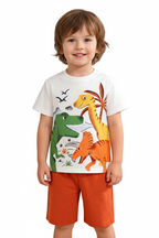 Enfant en ensemble trois dinosaures blanc - t-shirt trois dinosaures vert jaune orange avec palmier et short orange - vue de face - BabyCoton