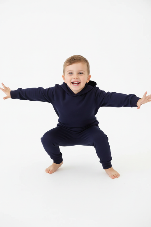Enfant en pose dynamique avec ensemble bleu marine - vue de face