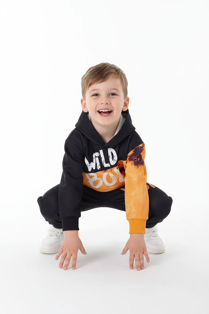 « Enfant marchant avec capuche relevée en ensemble Wild Boy noir et orange avec imprimé texte »

