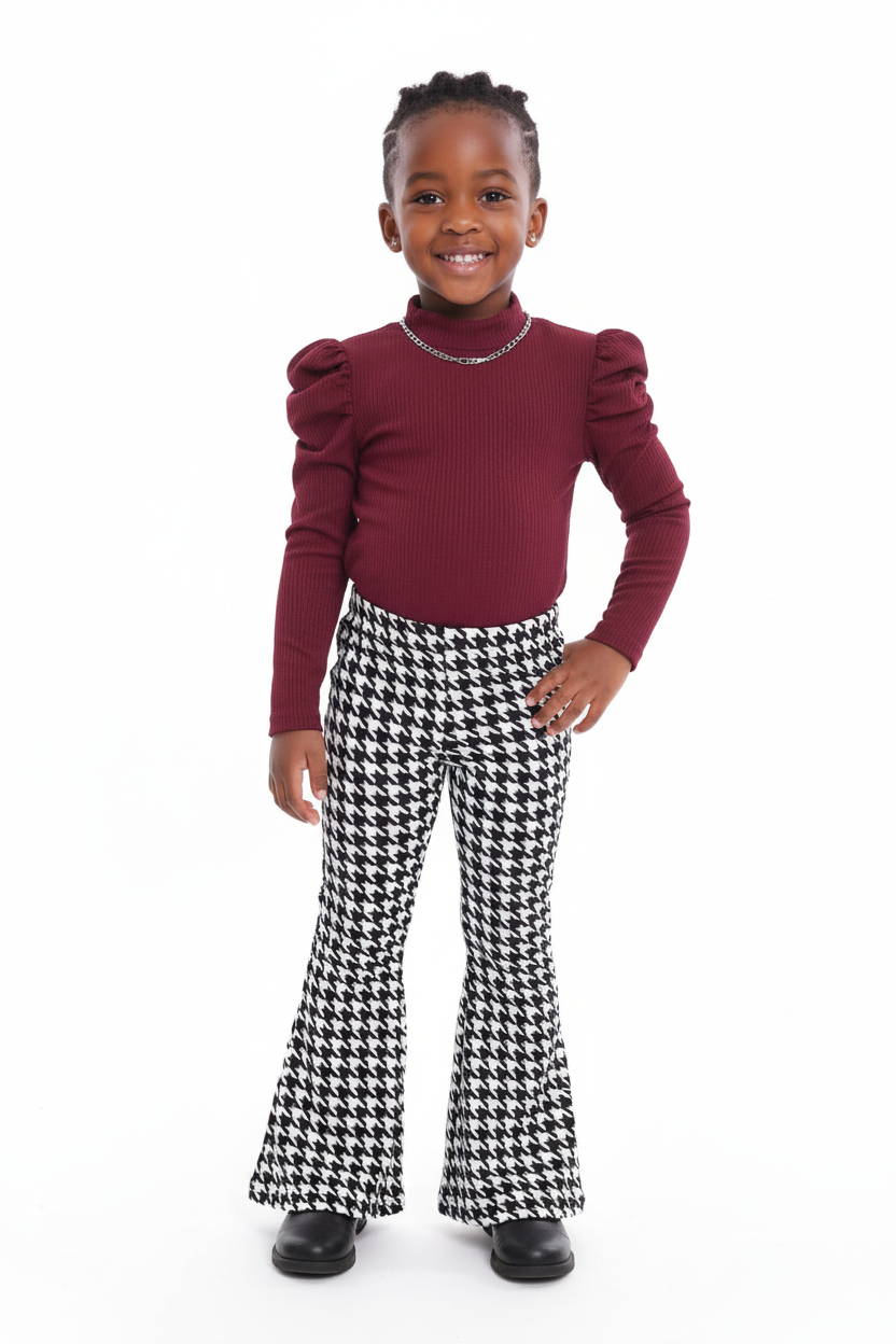 Enfant en ensemble haut manches longues pantalon pied-de-poule - pose élégante sophistiquée - style classique raffiné - photo lifestyle fond blanc - BabyCoton Suisse
