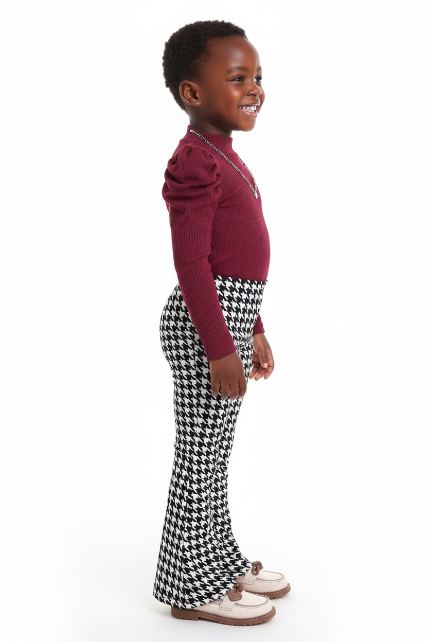 Enfant portant ensemble haut manches longues pantalon pied-de-poule - vue de profil latérale - détail motif pied-de-poule classique - photo produit fond blanc - BabyCoton Suisse
