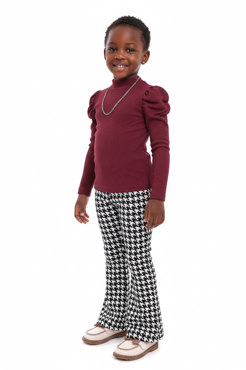 Enfant portant ensemble haut manches longues et pantalon pied-de-poule - vue trois-quarts - détail design classique intemporel - photo produit fond blanc - BabyCoton Suisse
