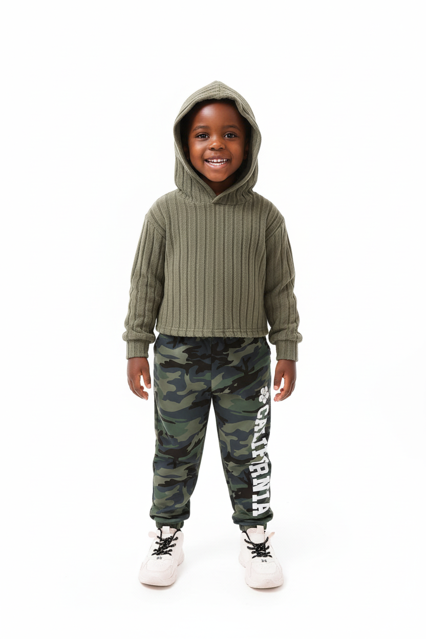 Enfant en ensemble hoodie côtelé texturé avec capuche relevée et pantalon - style douillet chaleureux - photo lifestyle fond blanc - BabyCoton
